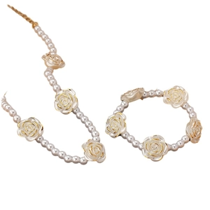 Elegantes weißes Perlen-Schmuckset mit goldenen Rosen, inklusive Halskette und Armband