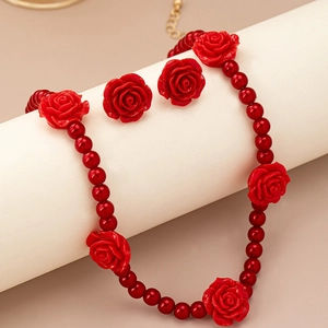 Elegantes Schmuckset mit roten Perlenhalskette und Rosenblüten Ohrringen für Damen