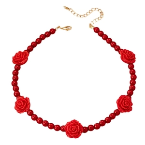 Elegante rote Perlenkette mit fünf Rosenanhängern und goldenem Verschluss auf weißem Grund