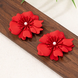 Detailansicht der matten roten Blumenohrringe mit eleganten weißen Perlen als Mitte