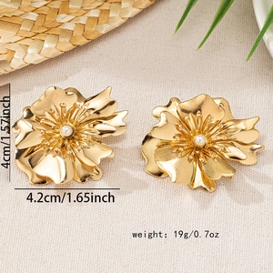 Detailansicht großer goldener Blumenohrring mit Perle, 4cm hoch und 19g schwerem Design