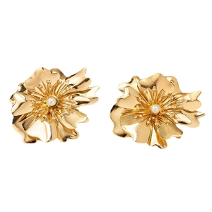 Elegante goldene Blumenohrringe mit Schichtblättern und weißen Perlen auf weißem Grund