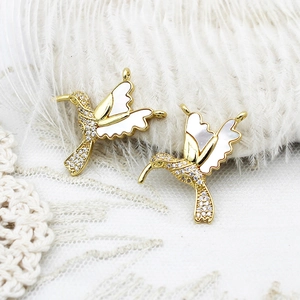 Elegante ciondolo colibrì placcato oro 18 carati con intarsio in conchiglia e zirconi