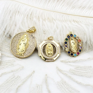 Pendentifs Vierge Marie en laiton plaqué or 18 carats avec micro-incrustations de zircones