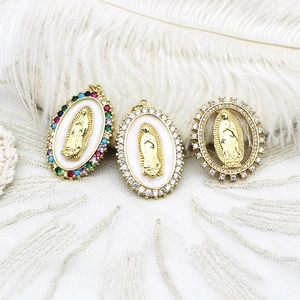 Ciondoli ovali Madonna di Guadalupe con zirconi colorati e placcatura oro