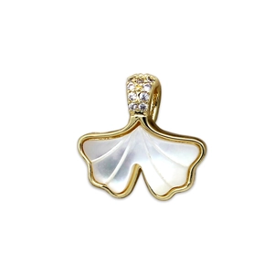 Pendentif feuille de ginkgo plaqué or 18K avec nacre naturelle et incrustations de zircons