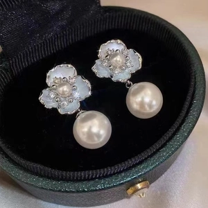 Flower-shaped pearl earrings with 925 silver pins in a luxury velvet jewelry box