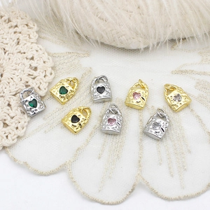 Detail von 18K Gold-Herzschloss-Anhängern mit bunten Kristallen für DIY-Schmuck