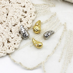 Gehämmerte Metallanhänger im Lava-Stil mit Zirkonia-Steinen in Gold und Silber