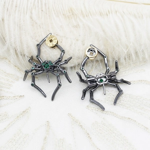 Vintage 18K vergulde spinnenbroche met groene smaragdstenen voor jassen en pakken