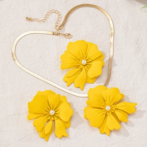 Floral jewelry set with yellow flower pendant necklace and matching stud earrings