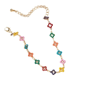 Buntes Kleeblatt Emaille Charm Fußkettchen mit Goldkette und Karabiner auf weißem Grund