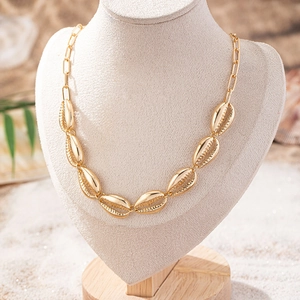 Collana bohémien dorata con pendenti a conchiglia e catena a maglie dal design minimalista