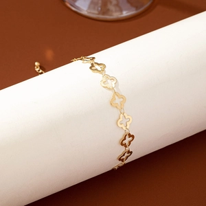 Eleganter Gold-Fußkettchen mit hohlgeformten vierblättrigen Kleeblatt-Kettengliedern und Perle