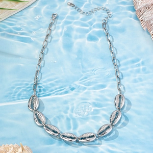 Dettaglio della collana con ciondolo a conchiglia argento su increspature d'acqua