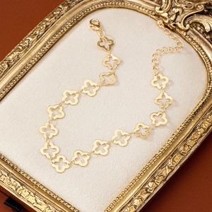 Elegantes goldenes Fußkettchen mit hohlem Kleeblatt-Design in Vintage-Rahmen