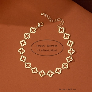Detail der goldenen Kleeblatt-Hohlkette mit Karabinerverschluss und Verlängerungskette