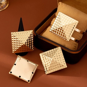 Set gioielli dorati geometrici con orecchini a piramide e bracciale a fascia coordinato