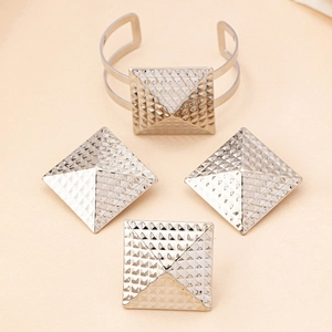 Set gioielli argento con piramidi quadrate e orecchini a texture geometrica