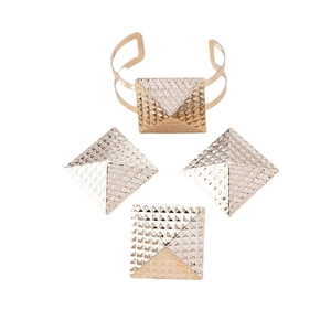Set gioielli geometrici dorati con bracciale a fascia e anelli a piramide