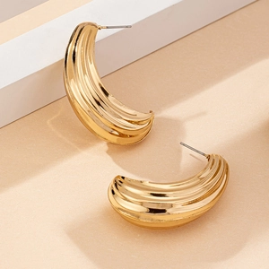 Minimalistische gouden J-vormige geometrische oorbellen met vintage geribbelde textuur