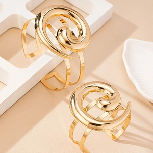 Elegante bracciale da braccio a spirale dorato con finitura a specchio lucida per donna