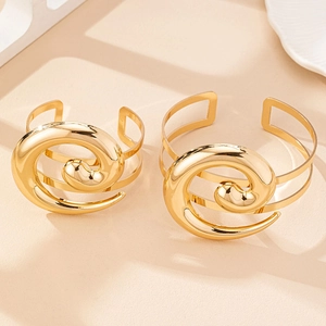 Bracciali a spirale dorati chic con tre fasce parallele per un look moderno quotidiano