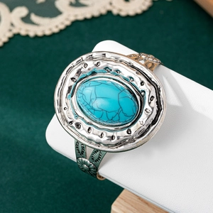 Vintage zilverkleurige ring met grote ovale turquoise steen en reliëf bloemmotief