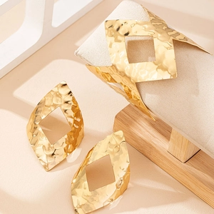 Set gioielli dorati martellati con bracciale geometrico traforato e orecchini di tendenza