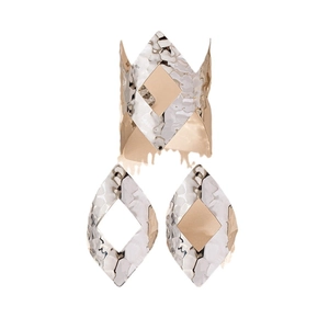 Set gioielli in metallo martellato con bracciale geometrico cavo e orecchini a bottone