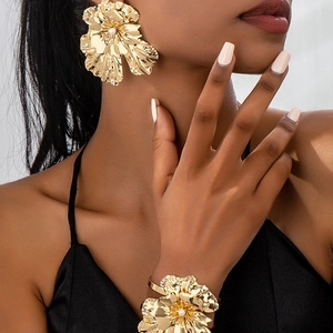 Exaggerated Vintage Flower Jewelry Set Gold Silver Plated Alloy Wrinkled Petal Artificial Pearl Earrings Open Bangle Set For Women