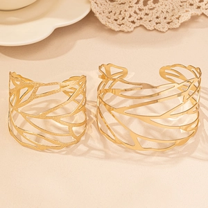 Bracciali aperti dorati con design a foglie traforate e finitura martellata