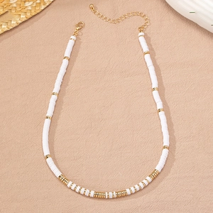 Collar bohemio de cuentas heishi blancas con detalles dorados y cierre de langosta ajustable