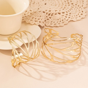 Eleganti bracciali a fascia aperti dorati con motivo a foglie e design geometrico cavo