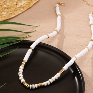 Detalle del collar bohemio de cuentas Heishi blancas con espaciadores dorados elegantes