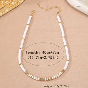 Detalle del collar de cuentas blancas Heishi con cierre de mosquetón ajustable de 40 cm