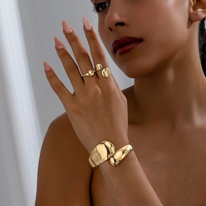 Set Gioielli in Lega Placcato Oro Con Bracciale Rigido in Metallo Liquido Largo E Anelli Aperti Regolabili Geometrici Donna