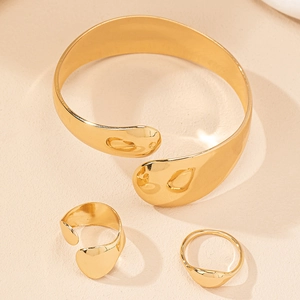 Set di gioielli dorati minimalisti con bracciale a goccia e due anelli abbinati