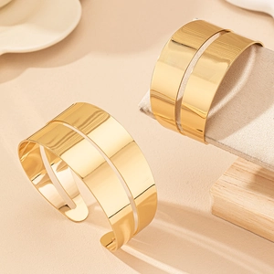 Eleganti bracciali dorati a fascia larga con design geometrico minimalista a doppio strato