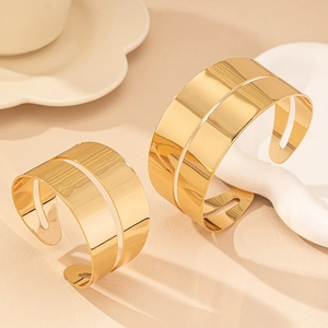 Bracciale rigido dorato a doppio strato minimalista con finitura in metallo lucido