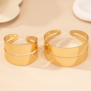 Elegante set di bracciali rigidi dorati minimalisti con finitura metallica lucida