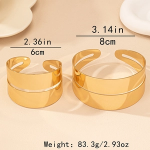 Specifiche dettagliate delle dimensioni di due bracciali rigidi aperti in oro