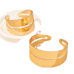 Bracciale rigido dorato minimalista con elegante design a linea scavata