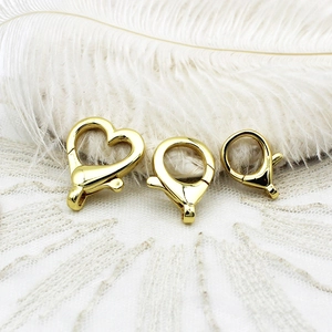 Dettaglio di chiusure a moschettone a cuore e tonde placcate in oro 18K per gioielli fai-da-te