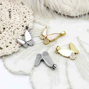 Elegante colgante de mariposa bañado en oro de 18k con nácar blanco y circonitas micro