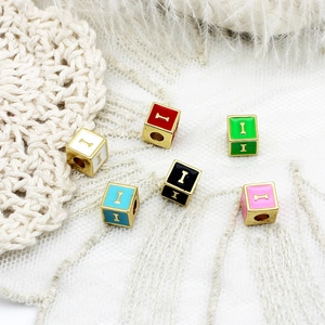 Vue détaillée des perles cubes lettre I en or 18K coloré pour création bijoux