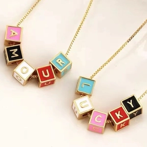 Collier chaîne boîte plaqué or 18K avec pendentifs de perles carrées alphabet émaillé