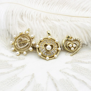 Tres elegantes colgantes corazón bañados en oro 18K con perlas y circones en encaje