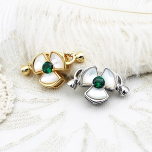 Luxurious camellia shell connector for pearl necklace with green gemstone and 18K gold plating