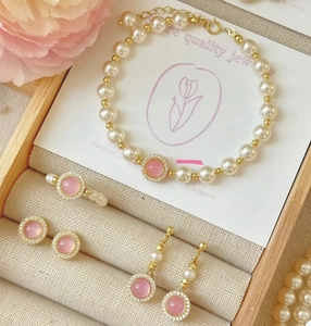 Ensemble de bijoux raffinés avec fausses perles et pierres roses en monture dorée